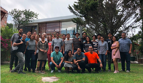 Foto de la mayor parte de grupo (y algunos fotofísicos consortes) en la casa de Rosalba en Puebla, que nos invitó con unos deliciosos chiles en nogada